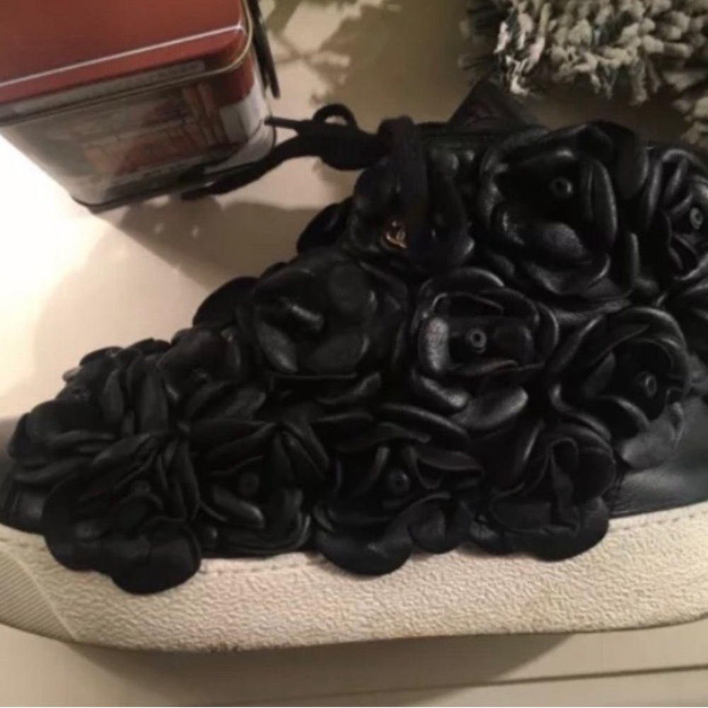 CHANEL CAMELLIA SNEAKERS - Picture 4 of 8